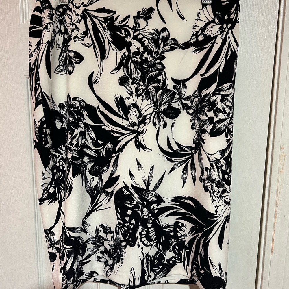 White House Black Market Monochrome Floral Skirt Size 8